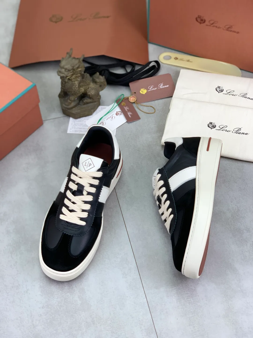 Men's men's shoes 💰P560 New style 💰High quality The latest casual shoes Loro Piana 💯Top grade💯Buy the original copy💯 Founded the existing Loro Piana company on April 24, 1924. It is now the sixth generation of family business, providing top quality products to customers who are discerning in taste and quality. Imported original fly woven fabric with cowhide fabric, plain calfskin lining. Hand-sewn thread with cowhide feet. Original packaging. Number of yards: 38-44 (customized for 45 and 46). 2️⃣ colors available.